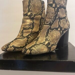Cupid Black and Beige Faux Snake Print Blocked Heeled Bootie Zip Back Size 7